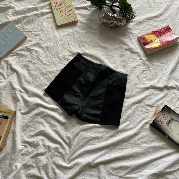 Leather/elastic shorts - Picture 3 of 6